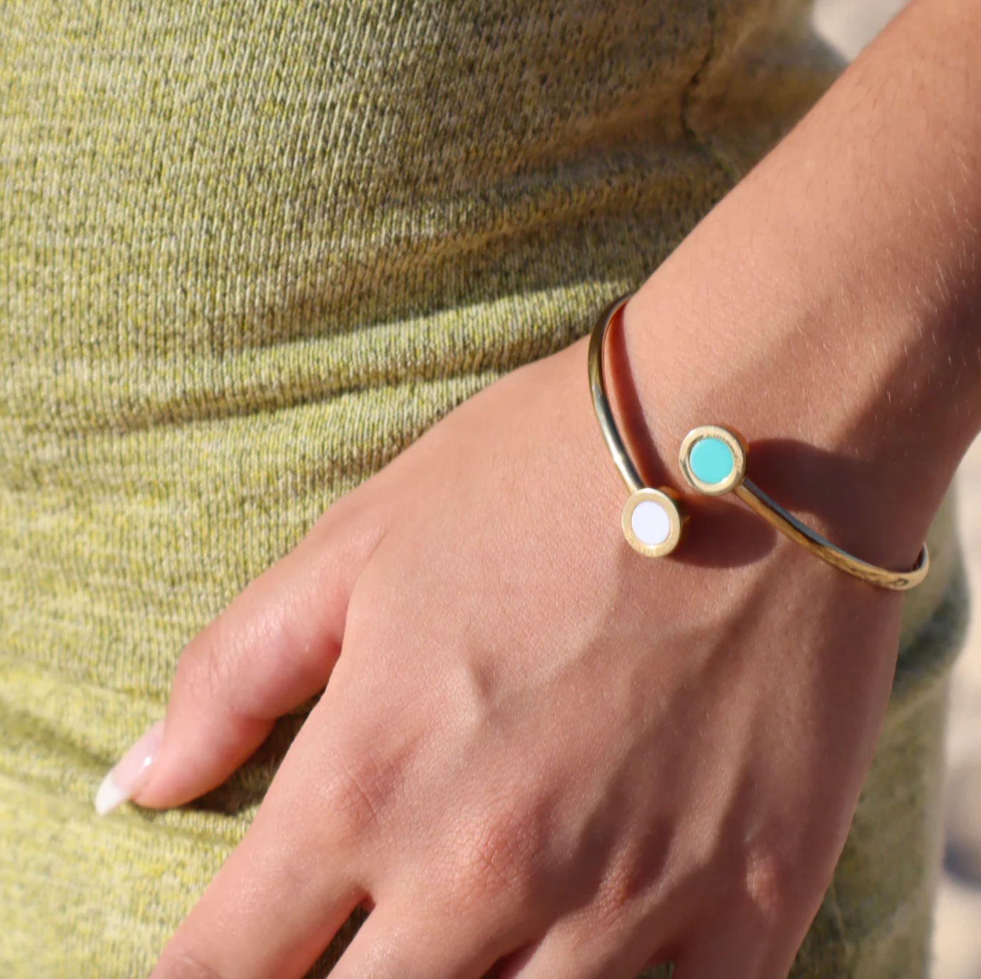 OCEAN TURQUOISE AND WHITE CHIPS BANGLE GOLD