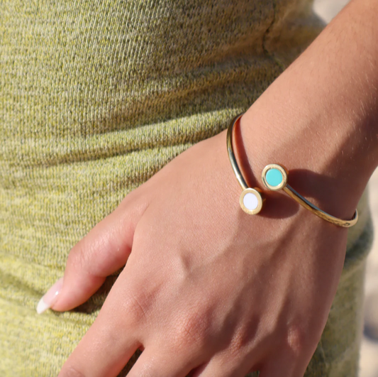 OCEAN TURQUOISE AND WHITE CHIPS BANGLE GOLD